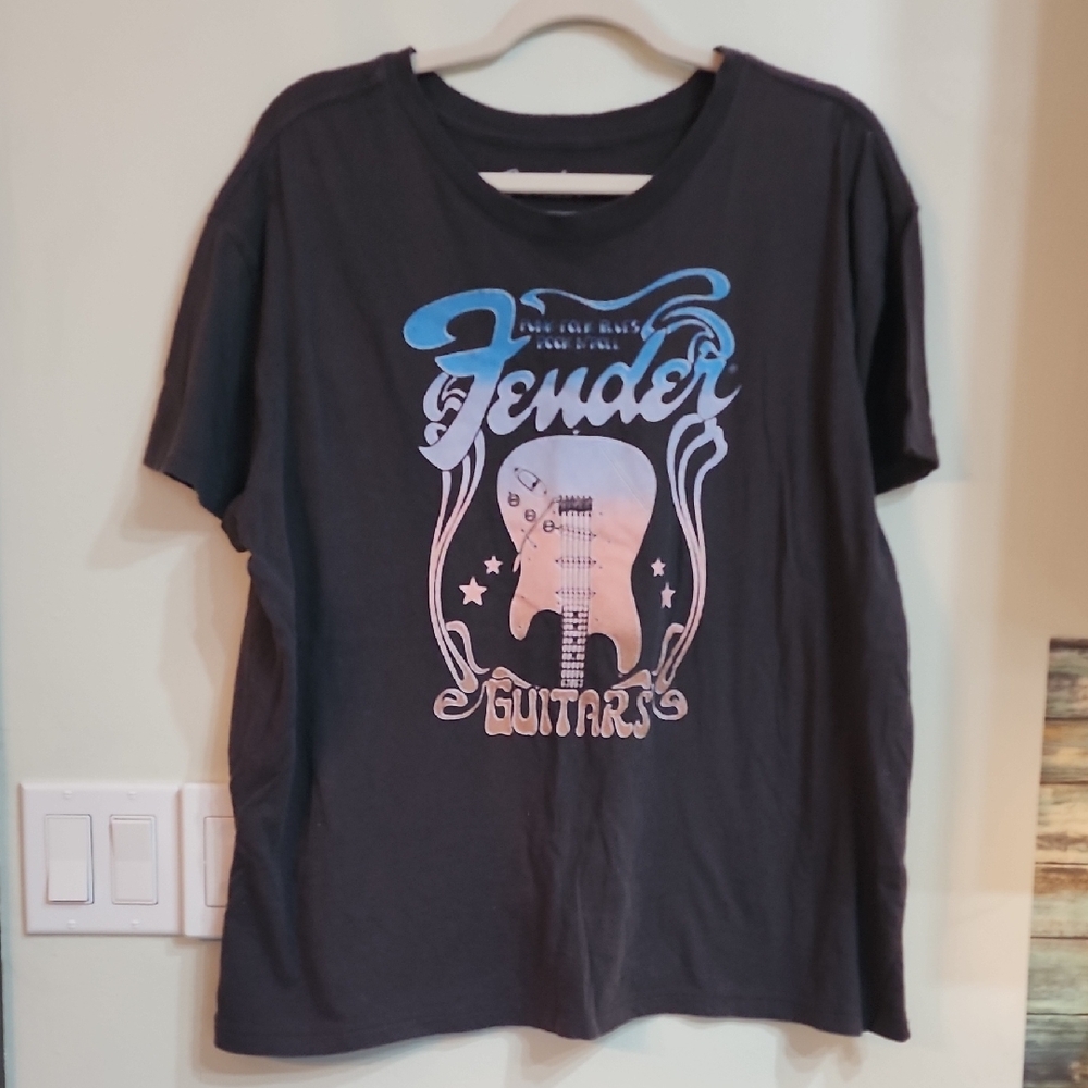 Fender Graphic T-Shirt in Black 🛍
